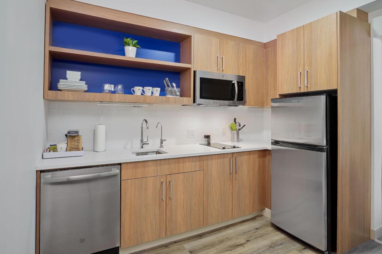 Отель Element Edmonton West Экстерьер фото